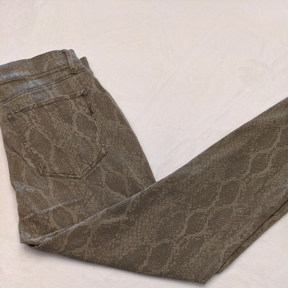 $80 New Size 12 Express Denim Leggings Mid Rise Snakeskin Green Pants Pockets - Picture 1 of 12